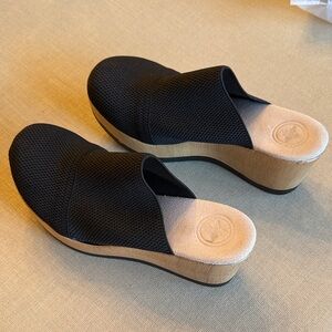 CHARLESTON SHOE CO. Black Mules